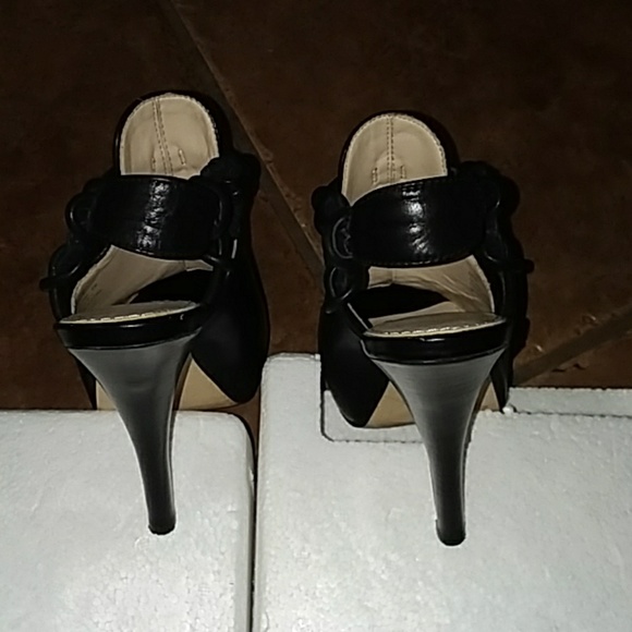 Calvin Klein - Picture 3 of 8